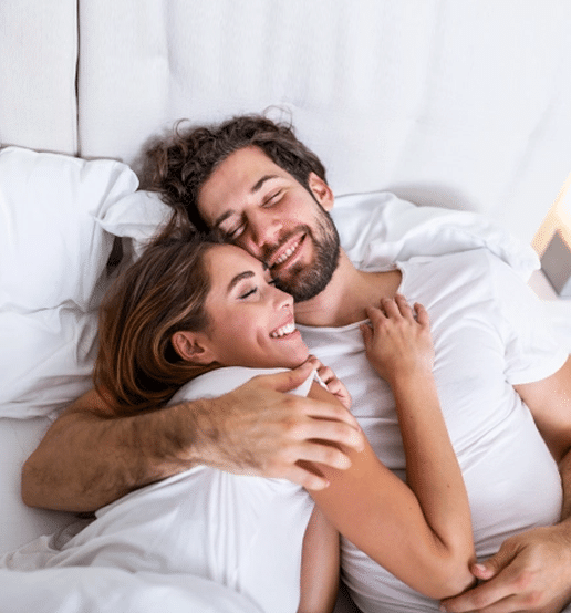 Glückliche Ehe von Paar im Bett